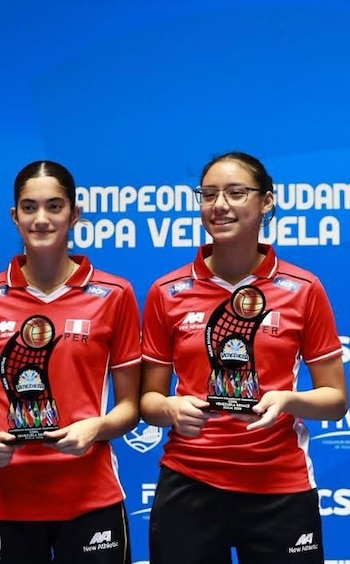 Marcela Manrique fue elegida como la mejor armadora y Catalina Romero recibió el premio a la segunda mejor central del Sudamericano Sub 19 de Vóley.