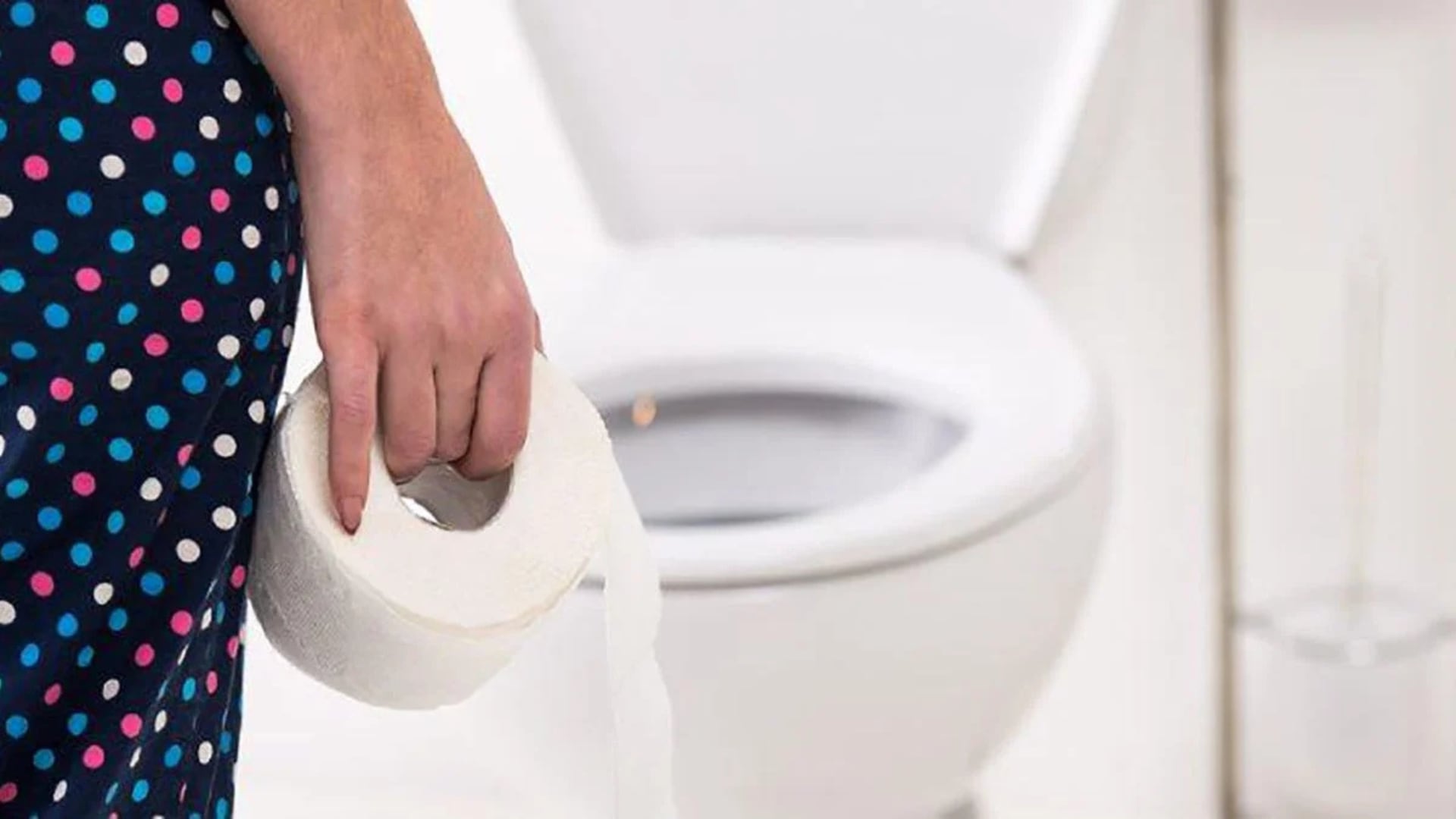 La presión de cabina y la falta de actividad física en vuelos elevan el riesgo de constipación, pero hábitos saludables y planificación pueden disminuirlo notablemente - (CuídatePlus)