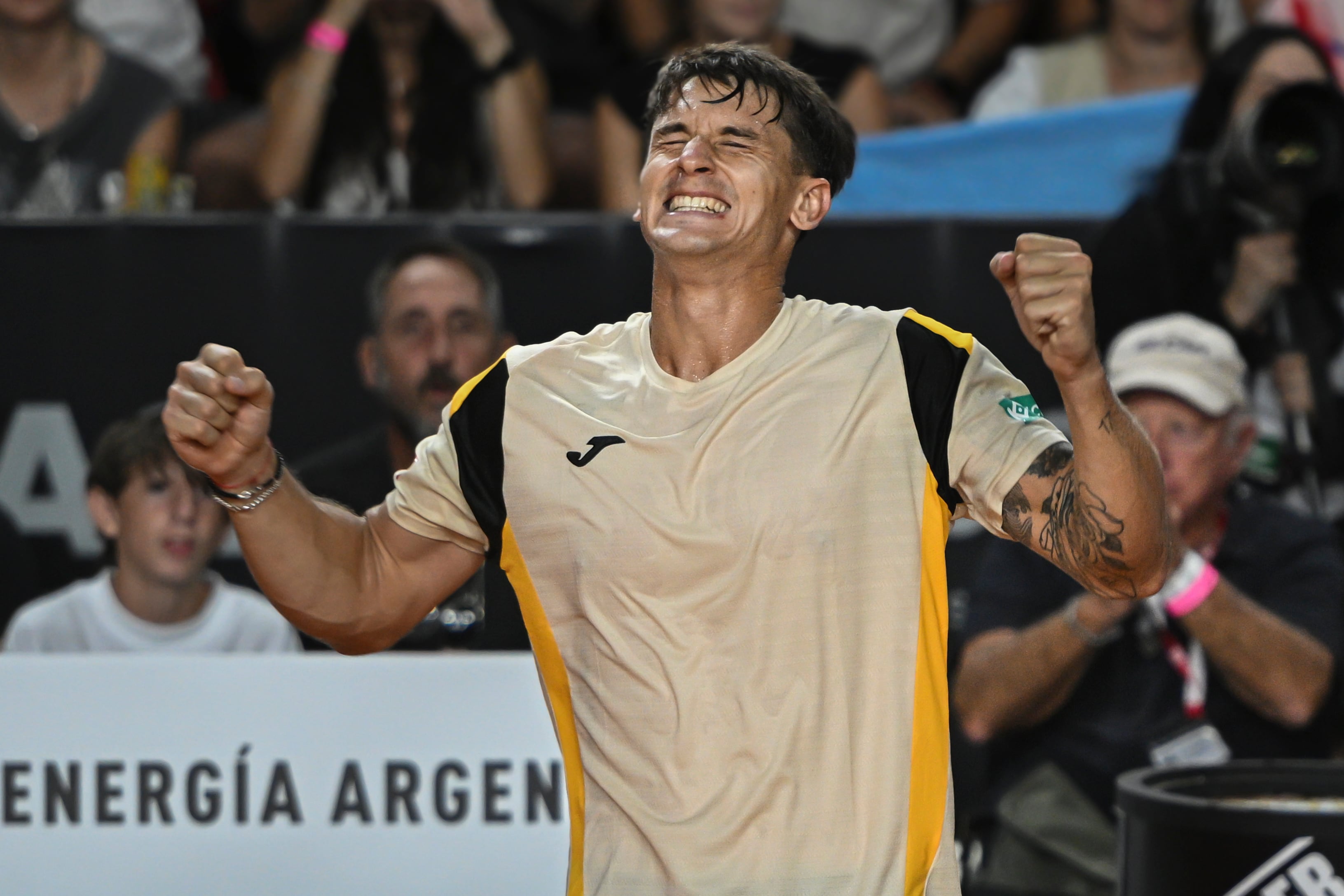 Camilo Ugo Carabelli festeja el triunfo sobre Román Burruchaga en la final (Fuente: Rosario Challenger)