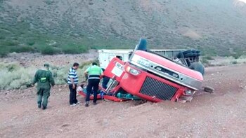 El vehículo quedó volcado sobre