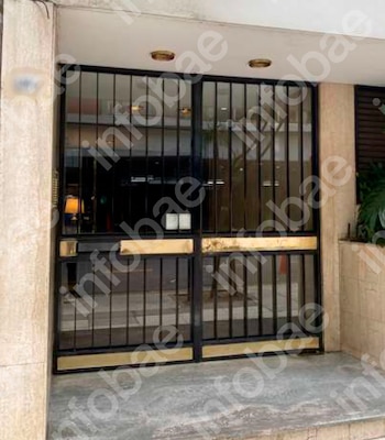 Usa silla de ruedas, no puede entrar sin ayuda a su edificio en Recoleta y la Justicia obligó al consorcio a adaptar el acceso