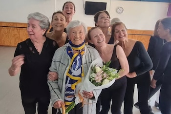 Evelyn Cordero deslumbra a los 100 años con su pasión inquebrantable por el ballet en Chile