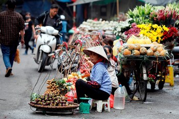 Vendedoras ambulantes en una calle en Hanoi (Vietnam). EFE/ Luong Thai Linh/Archivo