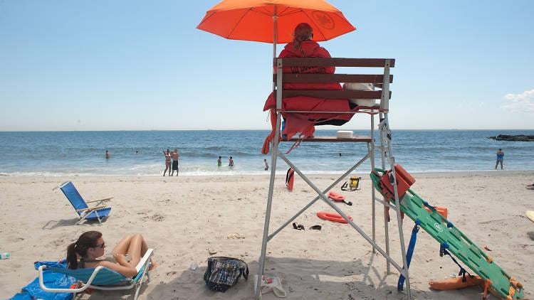 La principal playa de Queens seguirá recibiendo bañistas durante la extensión de la temporada, siempre dentro del horario oficial de vigilancia.