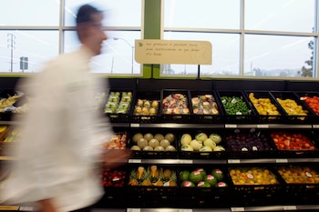 Un hombre camina ante una