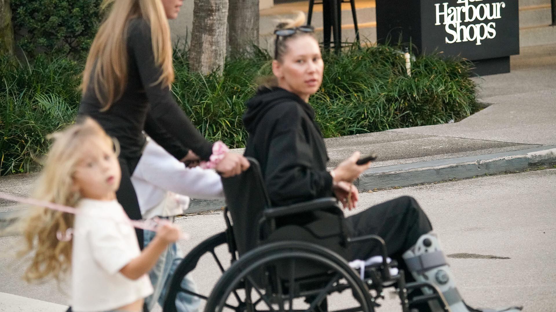 Kournikova fue fotografiada en silla de ruedas durante una salida familiar en Miami y generó preocupación (foto: The Grosby Group)
