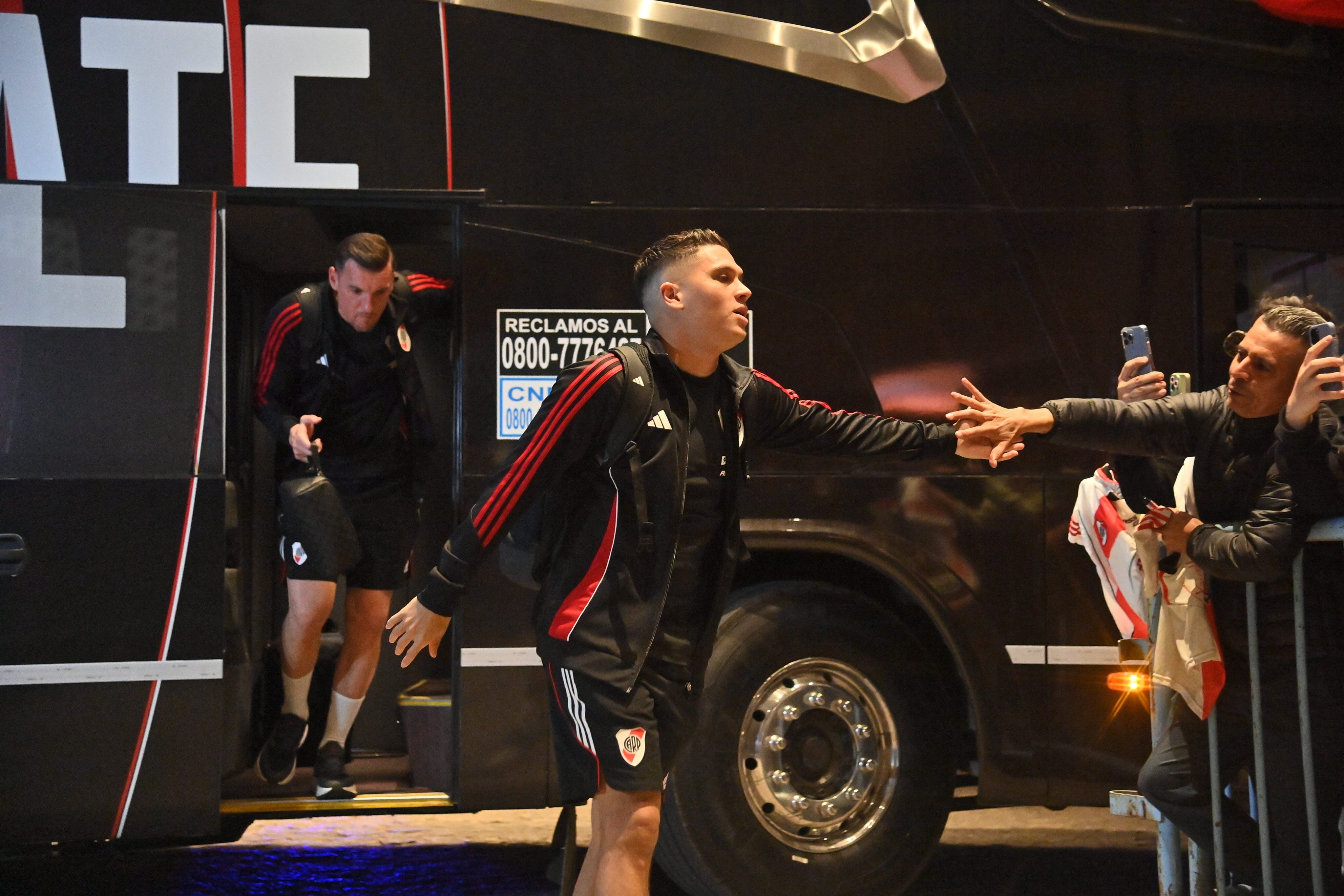 El plantel de River fue recibido por su gente en la puerta del hotel donde se alojará durante su estadía en Córdoba (@RiverPlate)