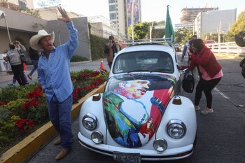 Seguidores del cantante mexicano, quien falleció esta mañana a los 81 años, se reúnen frente al Hospital Country 2000, en Guadalajara, México (Foto: REUTERS/Fernando Carranza)