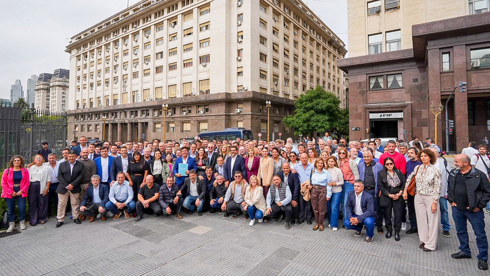 Intendentes de distintos puntos del país se presentaron semanas atrás el ministerio de Economía de la Nación pidiendo la reactivación de la obra pública nacional entre otras demanadas