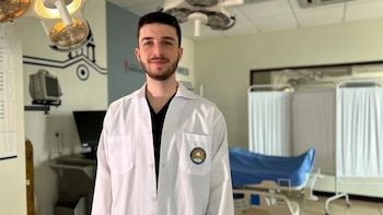 Simón Belilty, de 23 años, encabezó la convocatoria de junio del International Foundations of Medicine, requisito para el internado en la Caja Costarricense de Seguro Social, tras un proceso de preparación con simulacros y apoyo académico (Foto cortesía La República)
