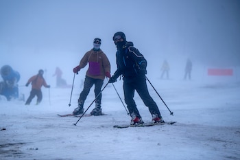 Varias personas disfrutan de la