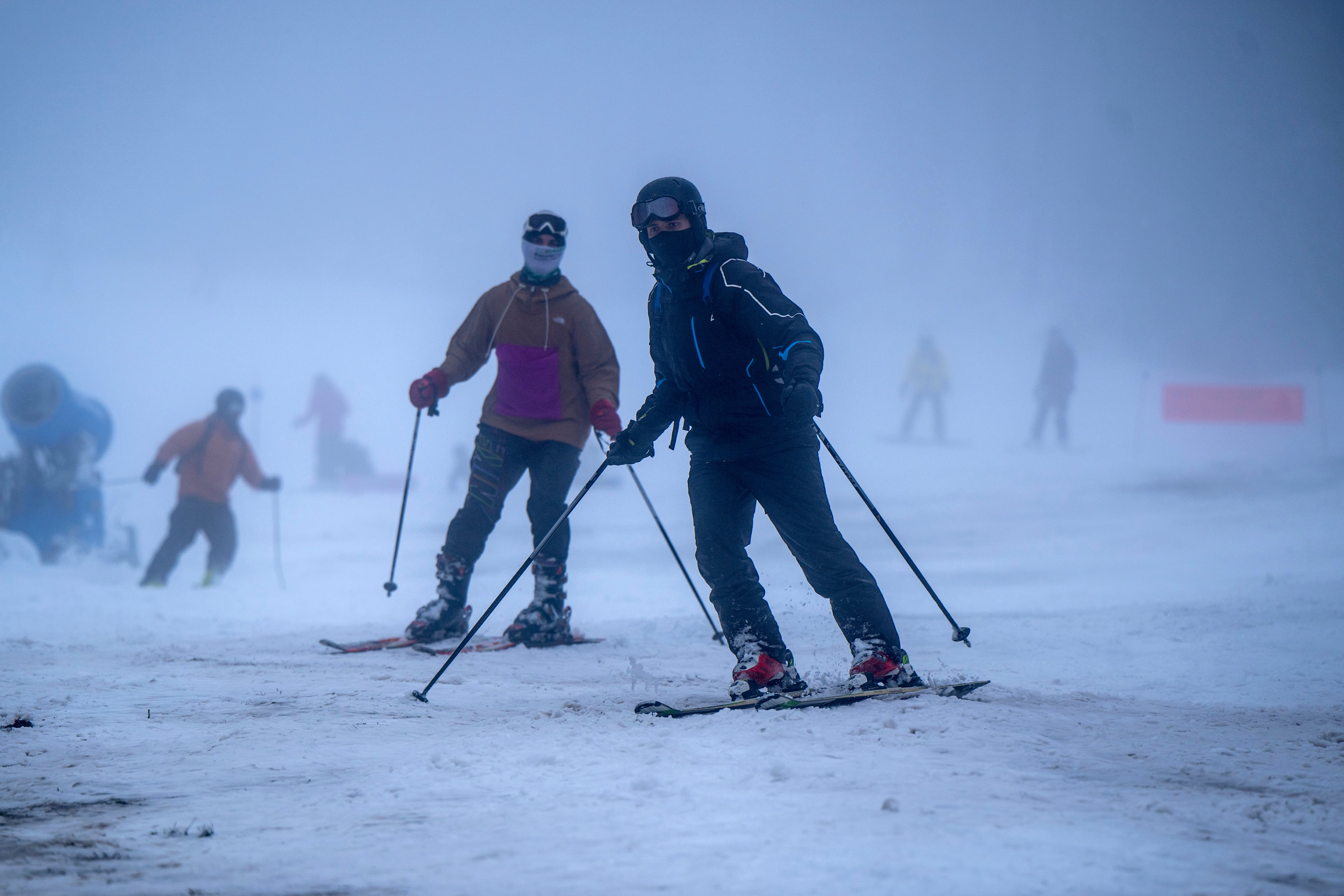 Varias personas disfrutan de la nieve caída en la Estación de Montaña de Manzaneda (Ourense), a 23 de diciembre de 2025. (EFE/Brais Lorenzo)