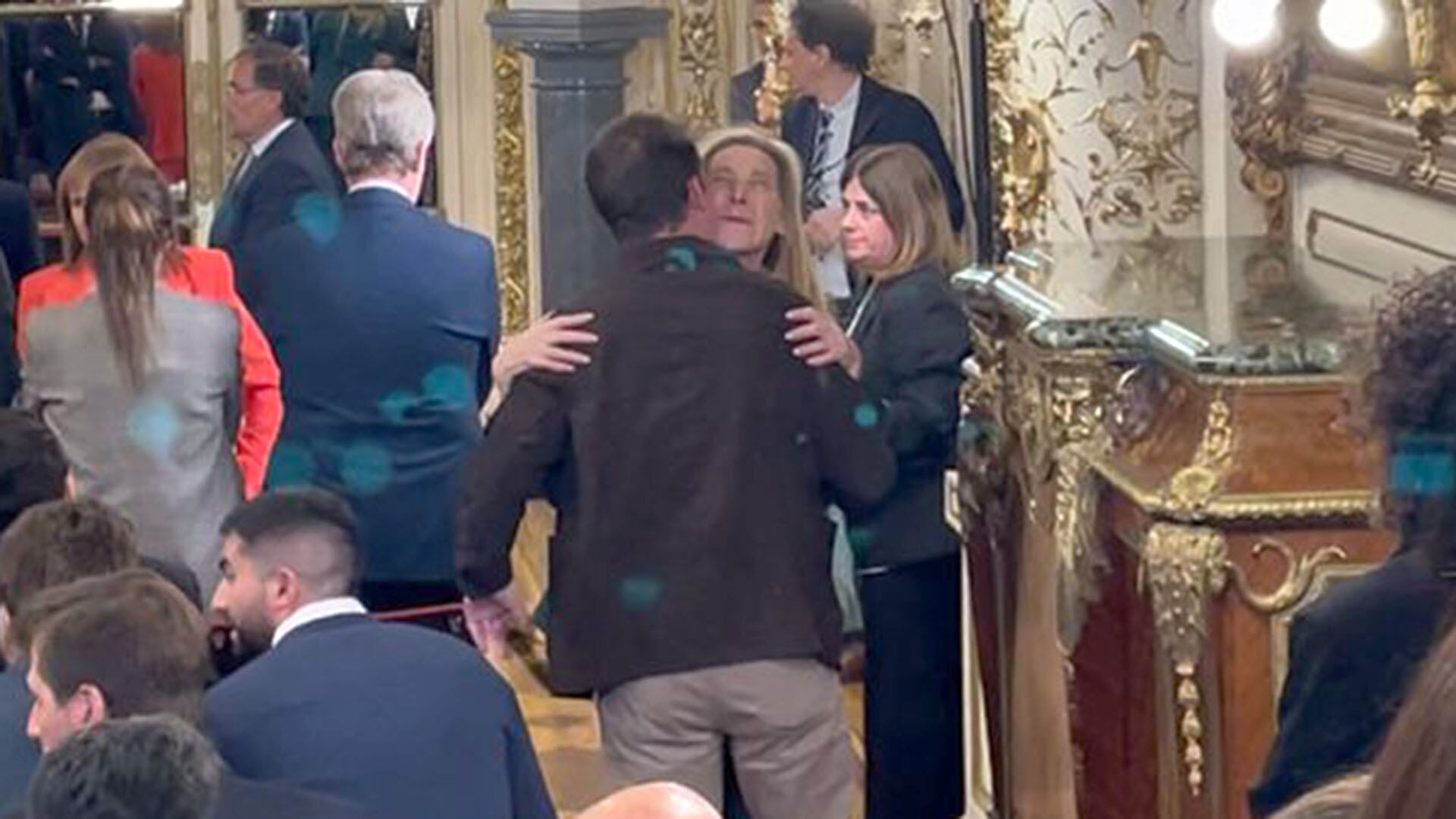 Abrazo entre Karina Milei y Santiago Caputo en Casa Rosada