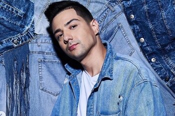 En 2015 ganó premios como “Mejor Nuevo Artista” en los Premios Billboard y los Premios de la Radio. (IG: luiscoronelmusic)