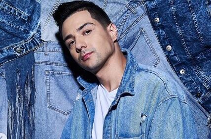 En 2015 ganó premios como “Mejor Nuevo Artista” en los Premios Billboard y los Premios de la Radio. (IG: luiscoronelmusic)