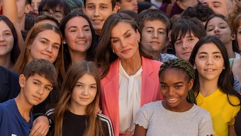 La Reina Letizia da la bienvenida al otoño rescatando su vibrante traje coral de Hugo Boss
