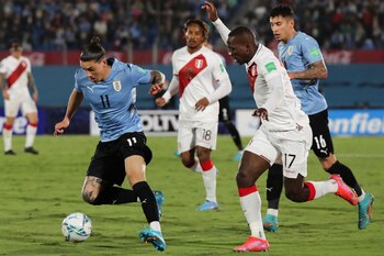 Uruguay's Darwin Nunez (L) and