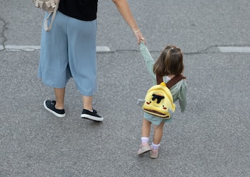Una niña llega al colegio