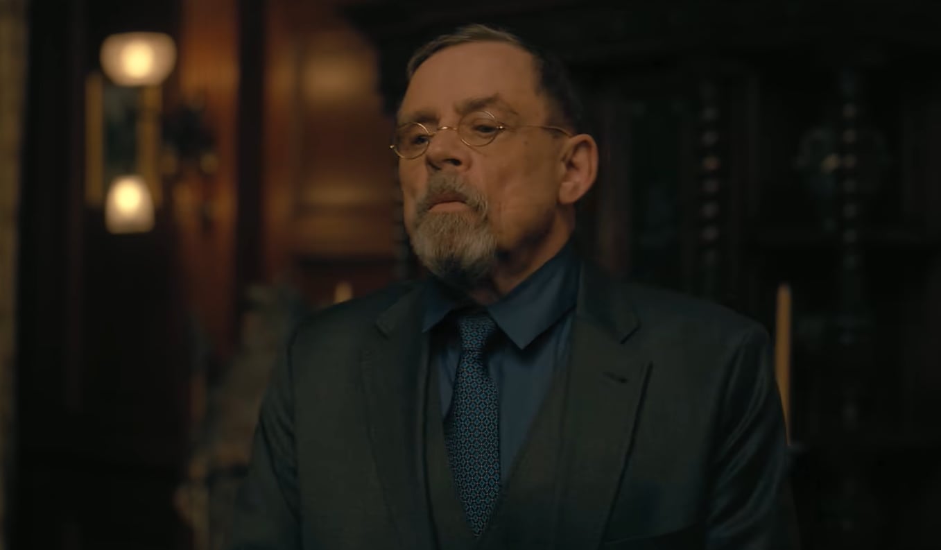 Hamill moduló una voz grave y adoptó una apariencia fría para encarnar al abogado Arthur Pym en la producción de Flanagan (Captura de video: YouTube/@Netflix)