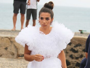 01-10-2021 Alma Bollo.
MADRID, 6 (CHANCE) Alma Cortés es una más de la familia Pantoja y su relación es muy estrecha tanto con Anabel Pantoja como con Kiko Rivera. Muy unida a su prima, la hija de Raquel Bollo fue uno de los rostros conocidos que no dudaron en mostrarle su apoyo asistiendo a su boda con Omar Sánchez, en la que, inseparable de su madre y de Belén Esteban, permaneció en un discreto segundo plano.
EUROPA ESPAÑA SOCIEDAD