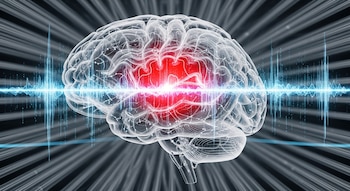 Imagen de un cerebro transparente con circuitos blancos luminosos y un centro rojo brillante, flanqueado por ondas azules de datos en un fondo oscuro.