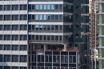 El miércoles 8 de julio de 2026, en Nueva York, se observan pisos hundidos sobre una viga de soporte deformada. (Foto AP/Yuki Iwamura)