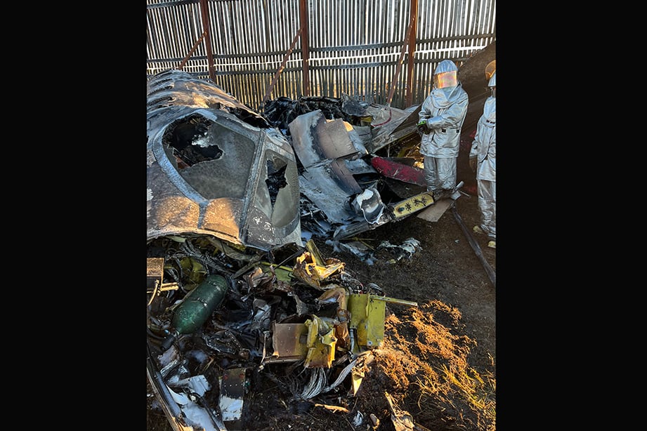 Parte de los restos que quedaron del avión