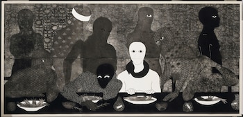 Ilustración en blanco y negro de una figura antropomórfica con cuerpo escamoso, rostro partido, ojos blancos, serpiente blanca y dos peces