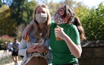 Gente en Nueva York celebrando