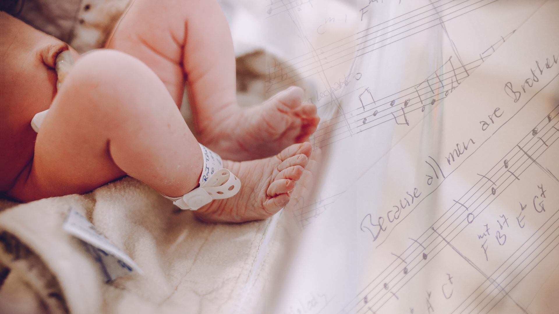 Un bebé prematuro escucha música para estimular su cerebro (Montaje Infobae)