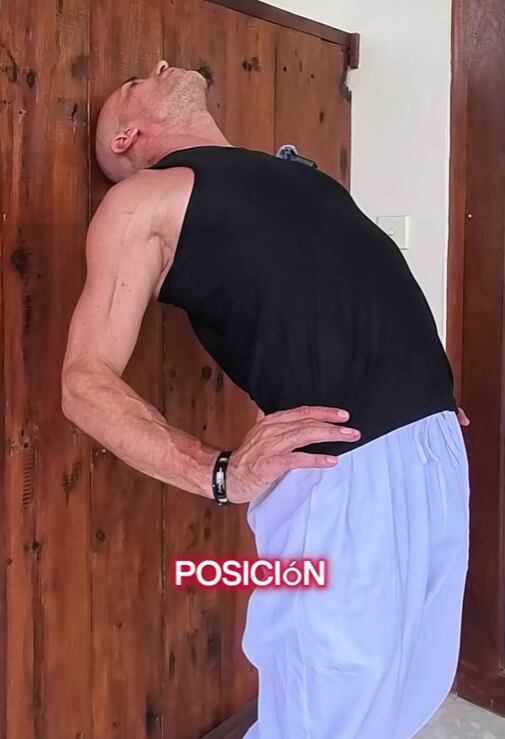 Postura para evitar el dolor cervical. (TikTok: @recuperacionfuncional)