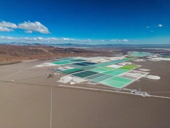 Se proyecta que habrá al menos un proyecto de litio en construcción durante todos los años entre 2026 y 2033, mientras que la expansión de las operaciones elevará progresivamente el consumo de productos químicos (Foto: Shutterstock)