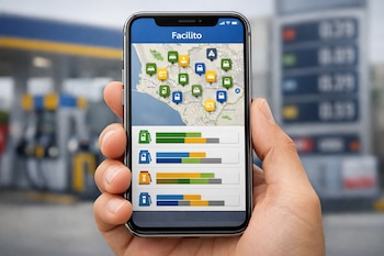 Mano sostiene smartphone con aplicación Facilito. Pantalla muestra mapa de Lima con ubicaciones de combustible y barras comparativas de precios. Fondo de gasolinera.