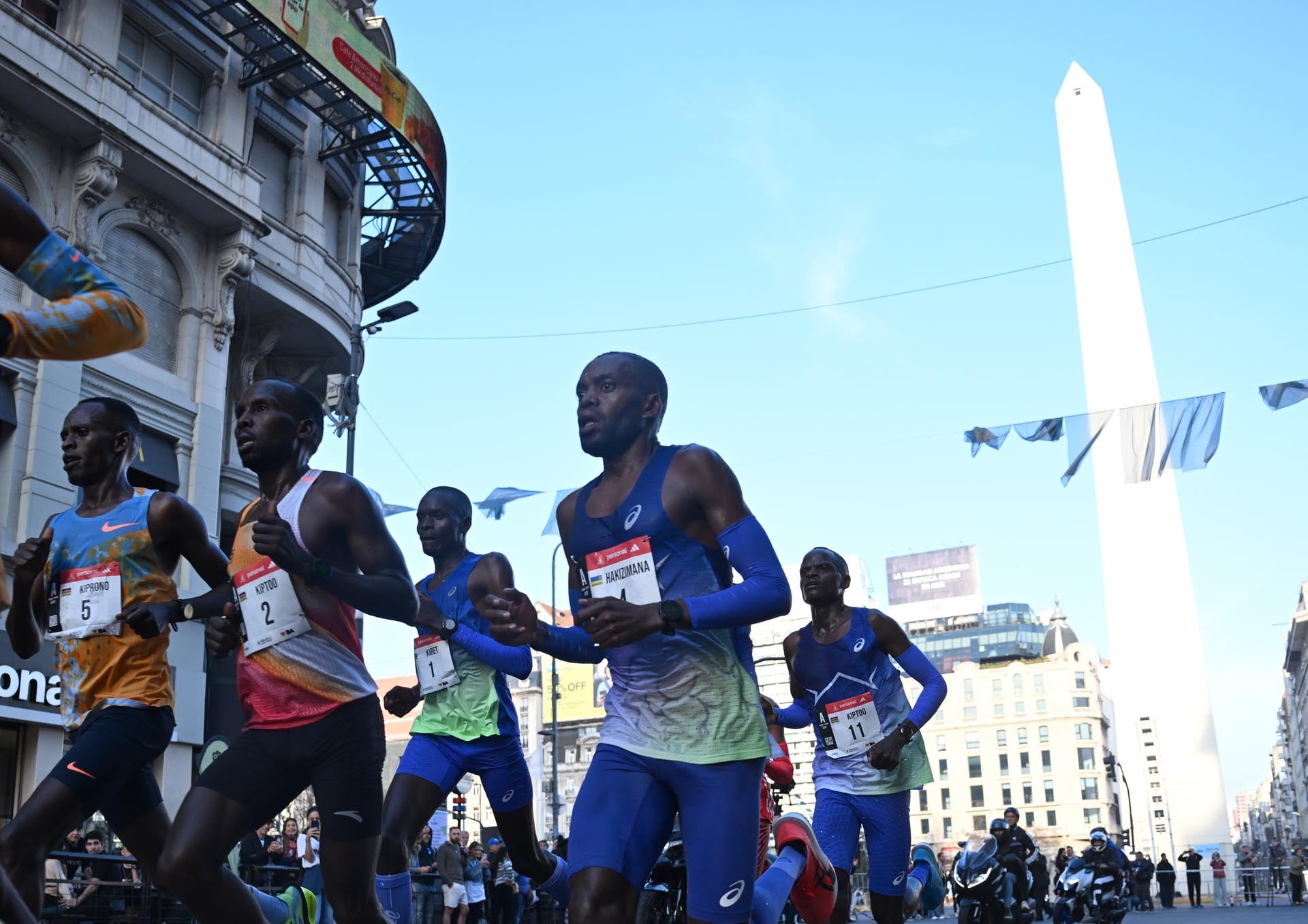 La carrera ofreció una postal de Buenos Aires, con sus barrios, avenidas y edificios emblemáticos como parte del recorrido deportivo