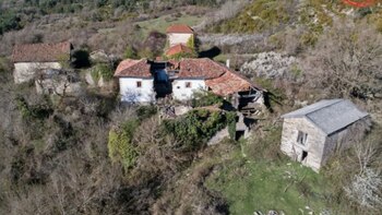 El inmueble presenta una atractiva oportunidad para inversionistas en restauración a pesar de su estado de descomposición (idealista)