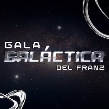 Texto plateado en relieve que dice Gala Galáctica del Franz sobre un fondo oscuro con estrellas y formas metálicas