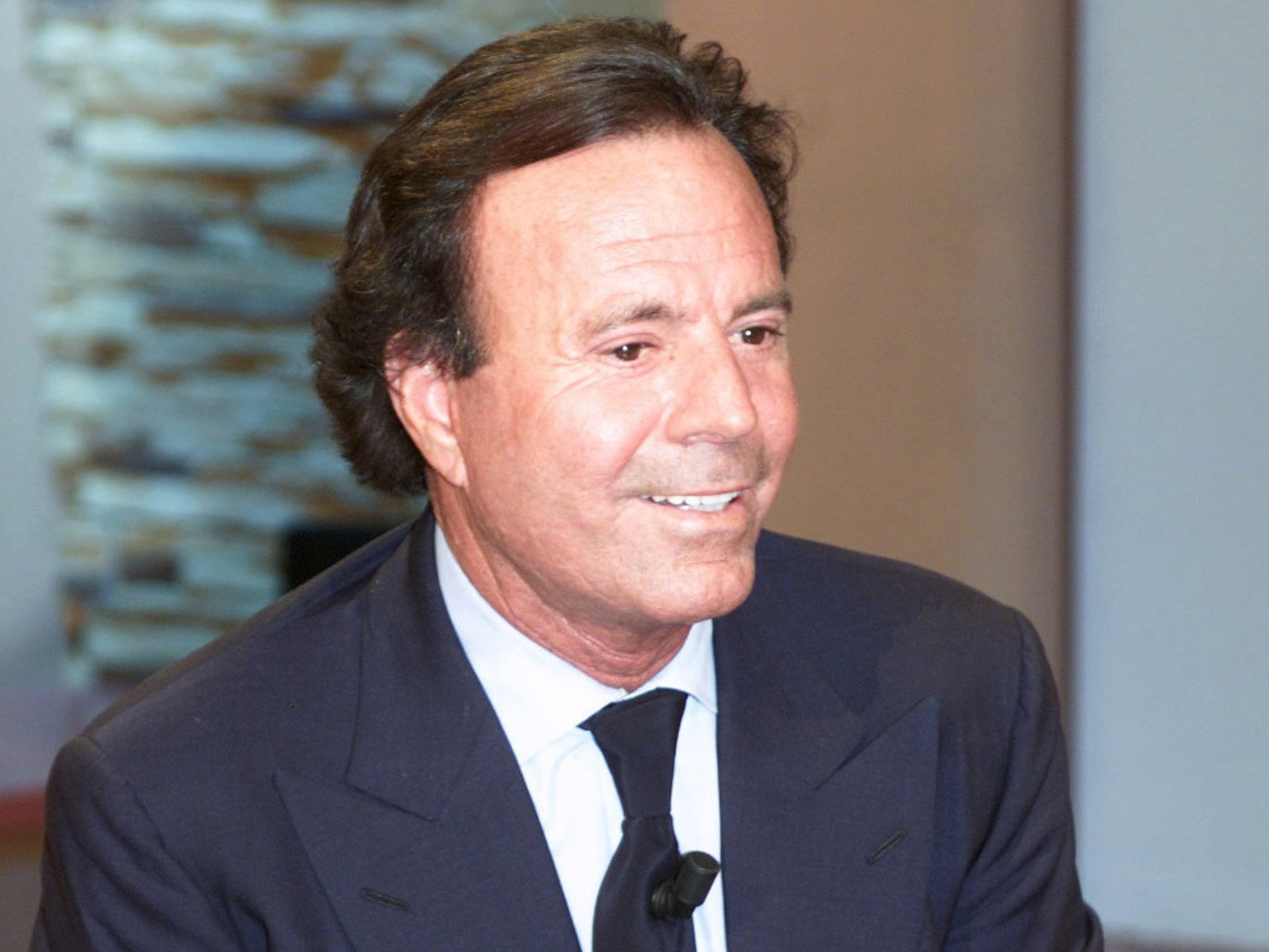 Julio Iglesias reclama 50.000 euros a Yolanda Díaz por presunta intromisión al honor