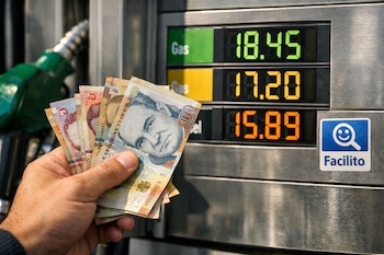Primer plano de una mano sosteniendo billetes de soles peruanos frente a un surtidor de combustible que muestra precios digitales de gasolina y diésel, y un logo de Facilito.