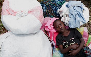 Un niño congoleño observa después