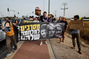 Manifestantes de izquierda sostienen una