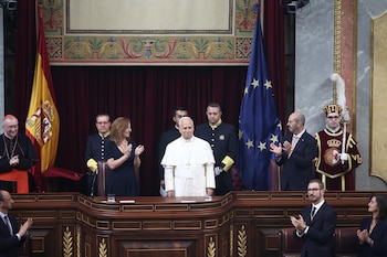 Diputados y senadores aplauden durante siete minutos el discurso del Papa en el Congreso. (Europa Press)