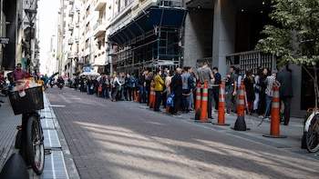 La fila en el consulado