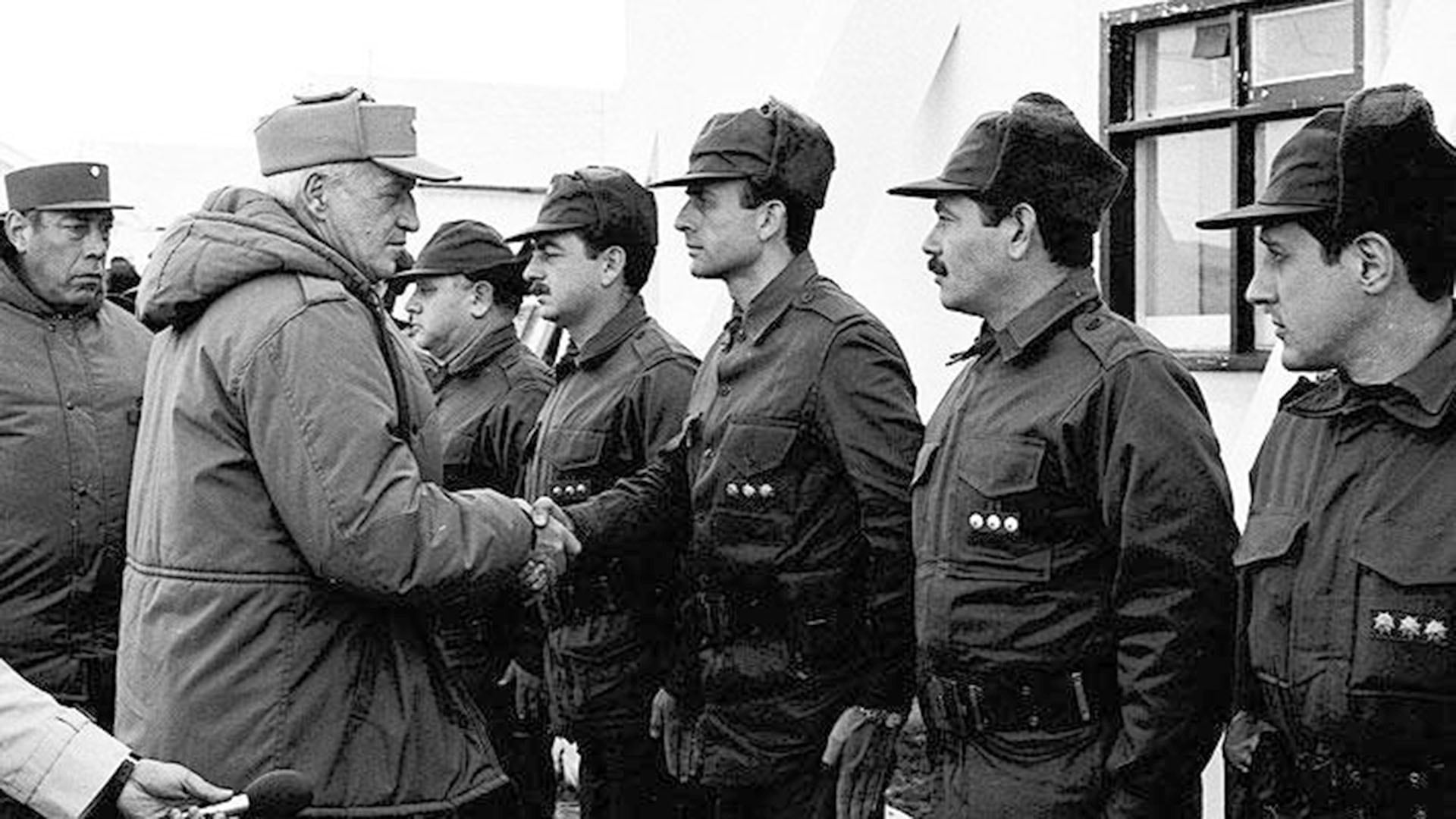 Saludo de Galtieri a los oficiales en Malvinas en 1982.