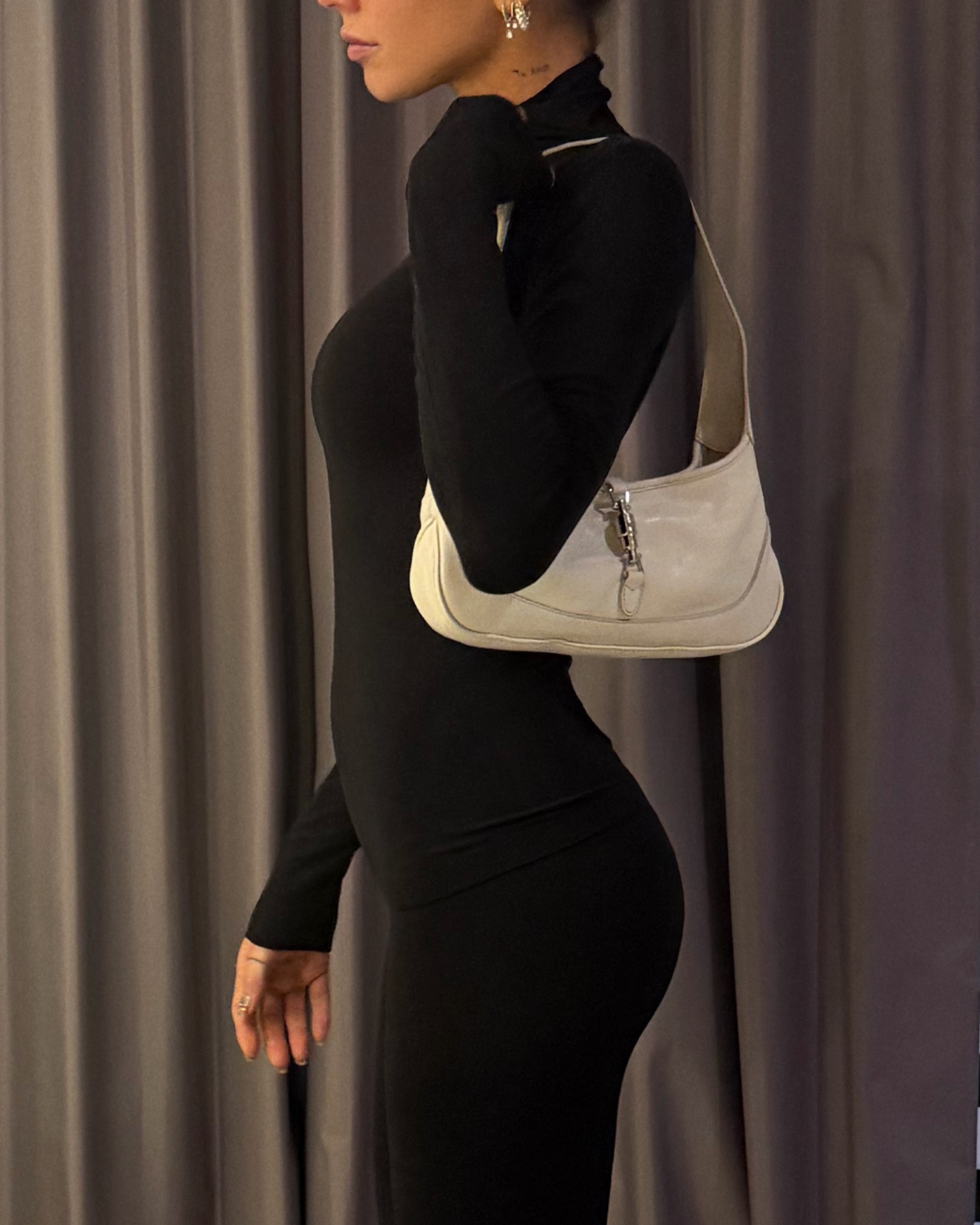 La cartera Jackie Slim de Gucci, en tono marfil, completó el look total black and white de la cantante