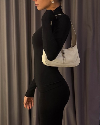 La cartera Jackie Slim de Gucci, en tono marfil, completó el look total black and white de la cantante