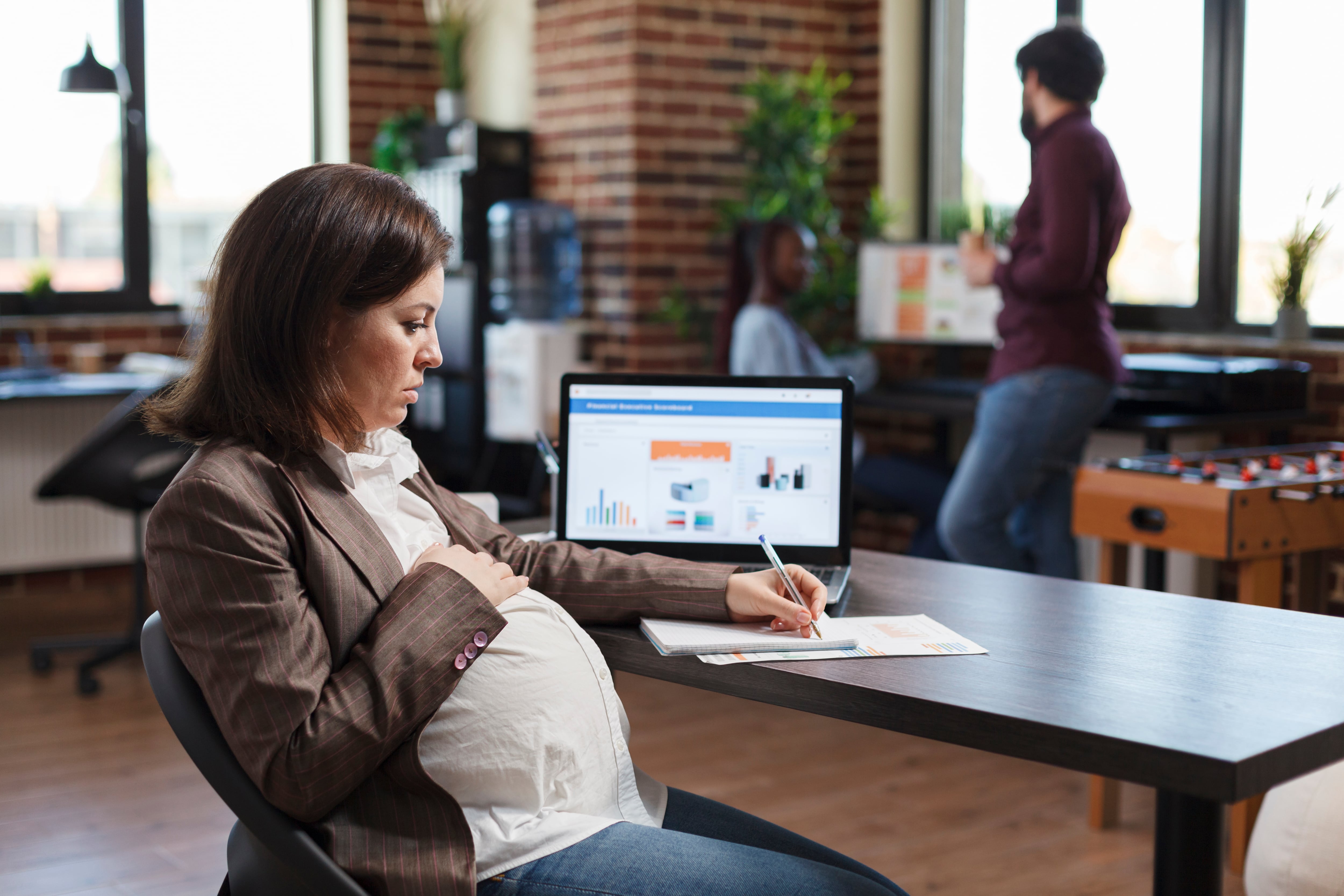 La maternidad desplazó a la educación como principal causa de la brecha salarial entre hombres y mujeres en Estados Unidos, según Ellen Zentner, economista jefa de Morgan Stanley (Magnific)