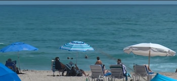 Las corrientes de resaca pueden alcanzar velocidades superiores a 2 metros por segundo, dificultando el retorno rápido de bañistas a la orilla en Florida (Captura Telemundo Miami)