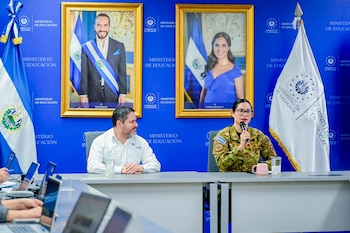 La ministra de Educación, Karla Trigueros, ofrece una conferencia de prensa para informar sobre la suspensión de clases y las acciones de atención a estudiantes afectados por las lluvias en El Salvador (Cortesía Secretaría de Prensa).