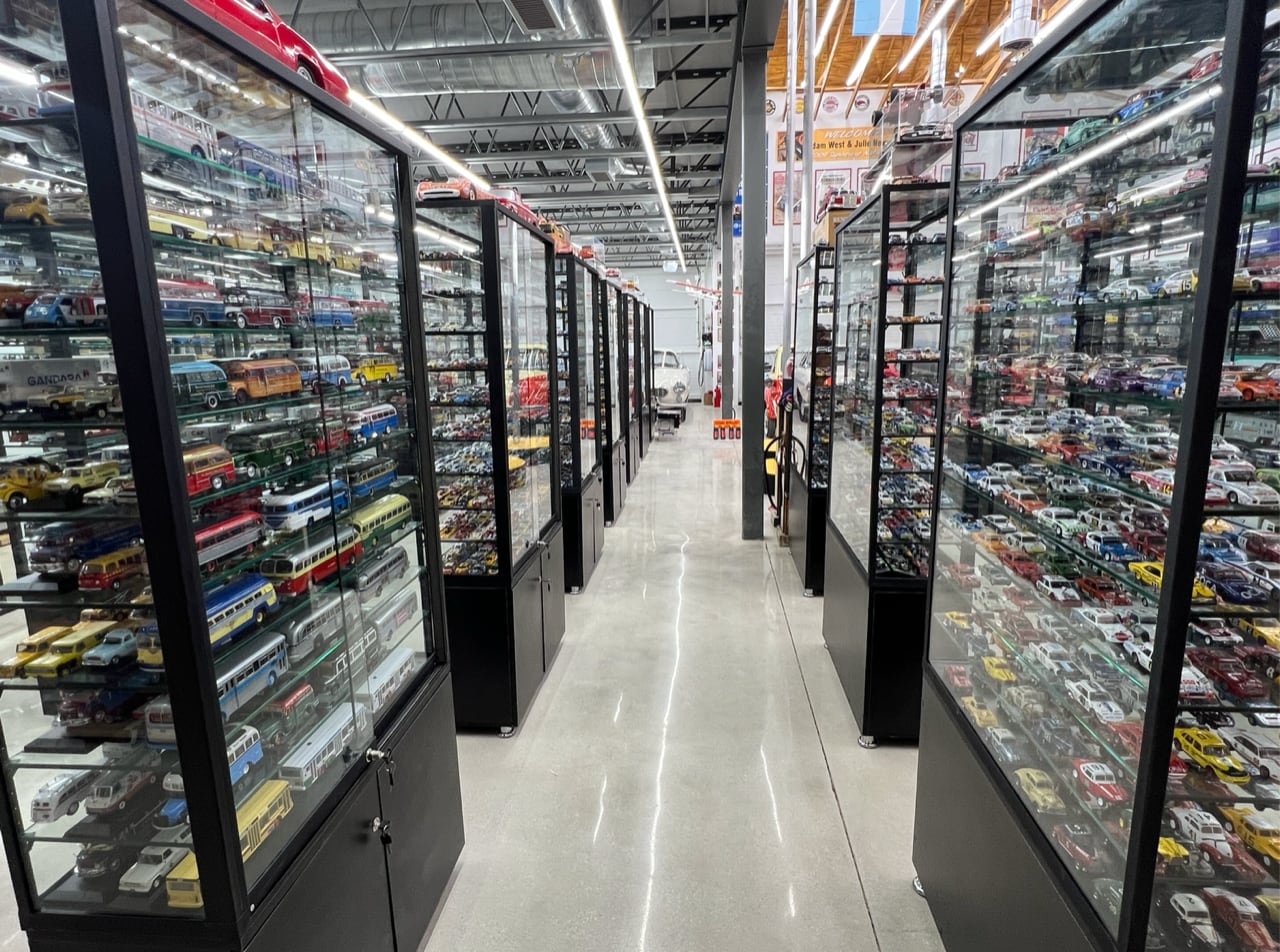 El museo tiene 22.000 autos. A la derecha pueden verse los de Turismo Carretera