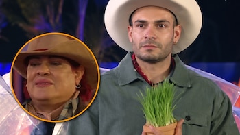 Pascal Nadaud lleva sombrero blanco y sostiene una maceta con hierba, junto a un círculo con el rostro de Pimpinela Escarlata